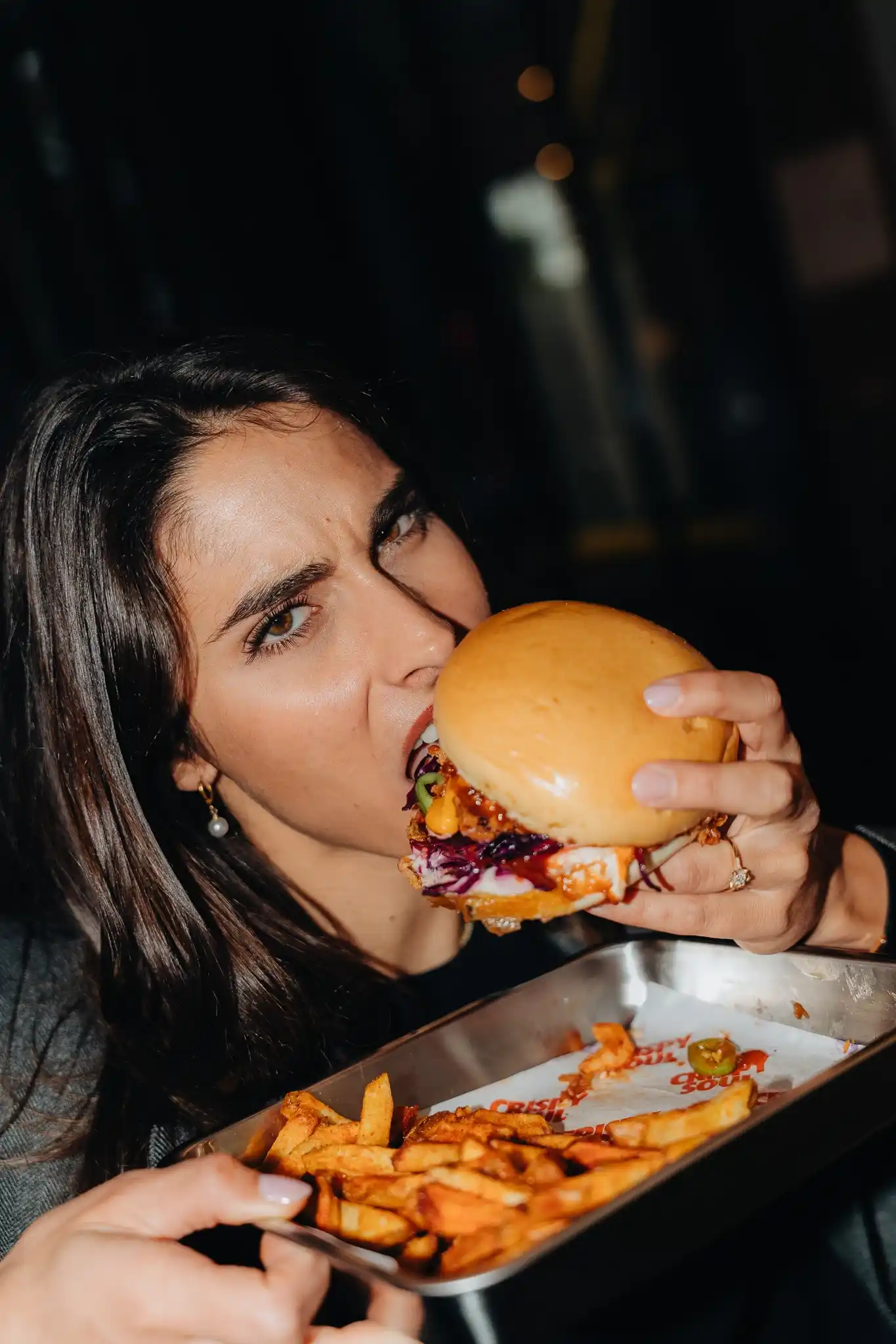 Cliente dégustant un waffle burger halal premium chez CRISPY SOUL à Paris