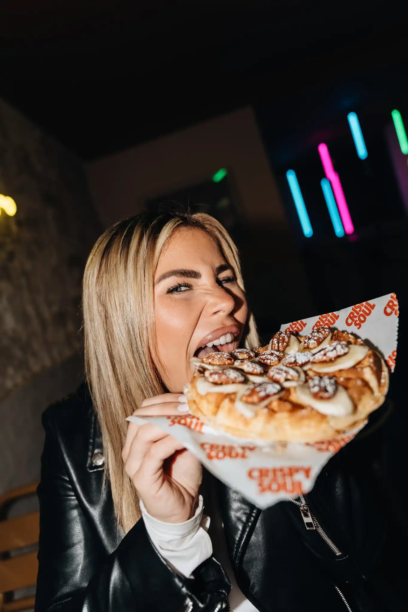 Cliente dégustant une gaufre pécan CRISPY SOUL