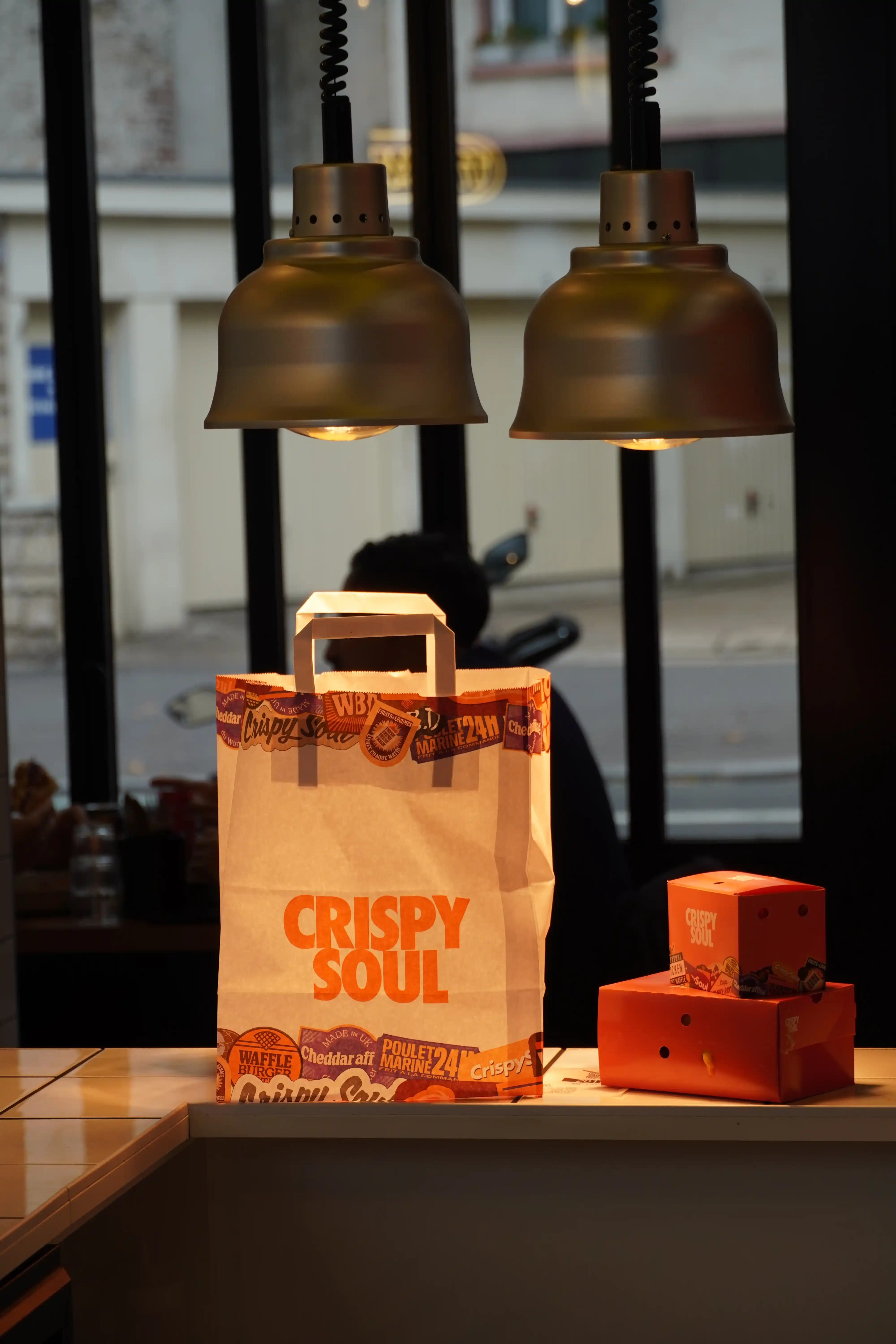 Comptoir CRISPY SOUL, commande à emporter sous les lampes