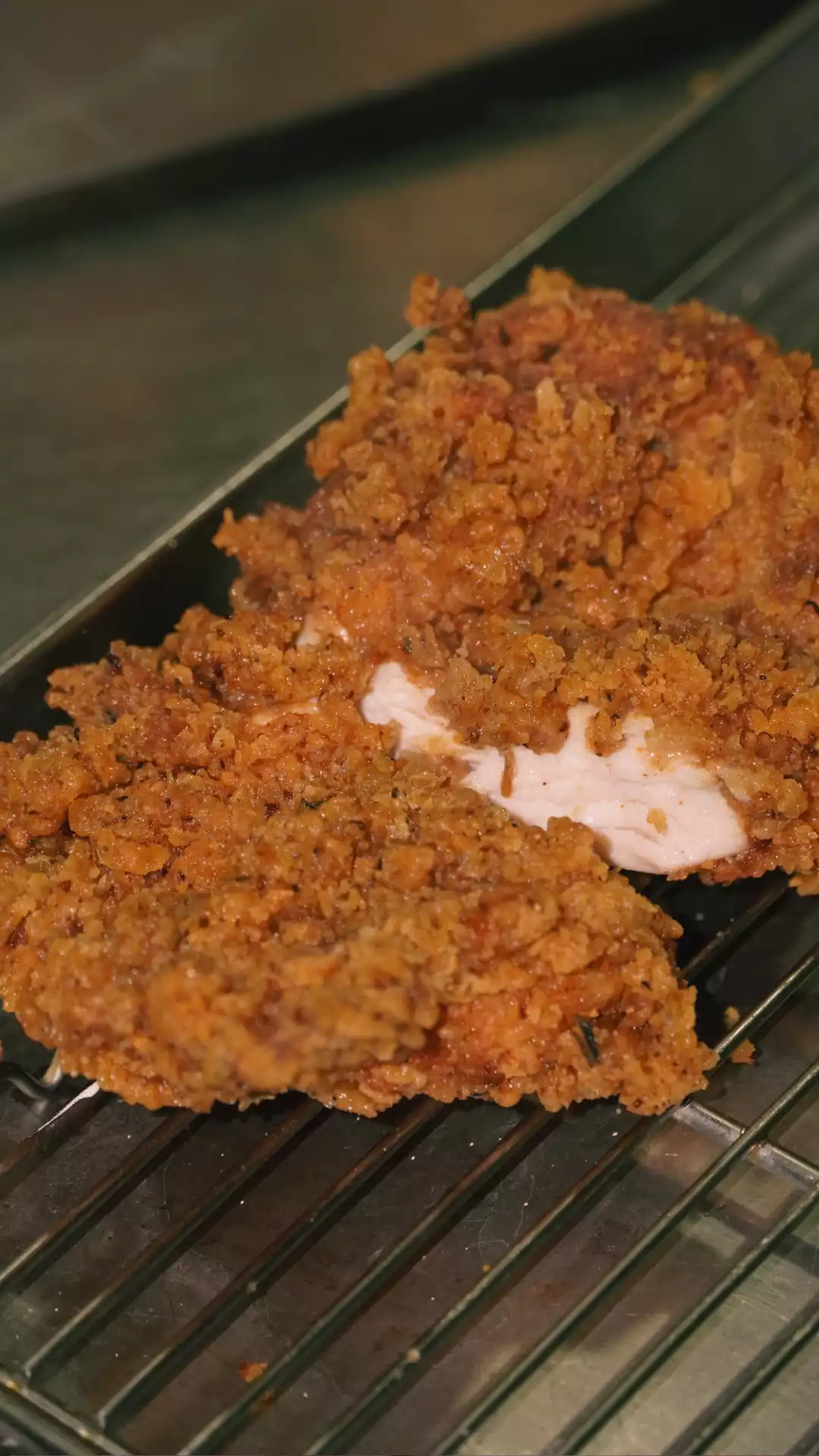 Poulet frit CRISPY SOUL coupé : panure croustillante et chair juteuse
