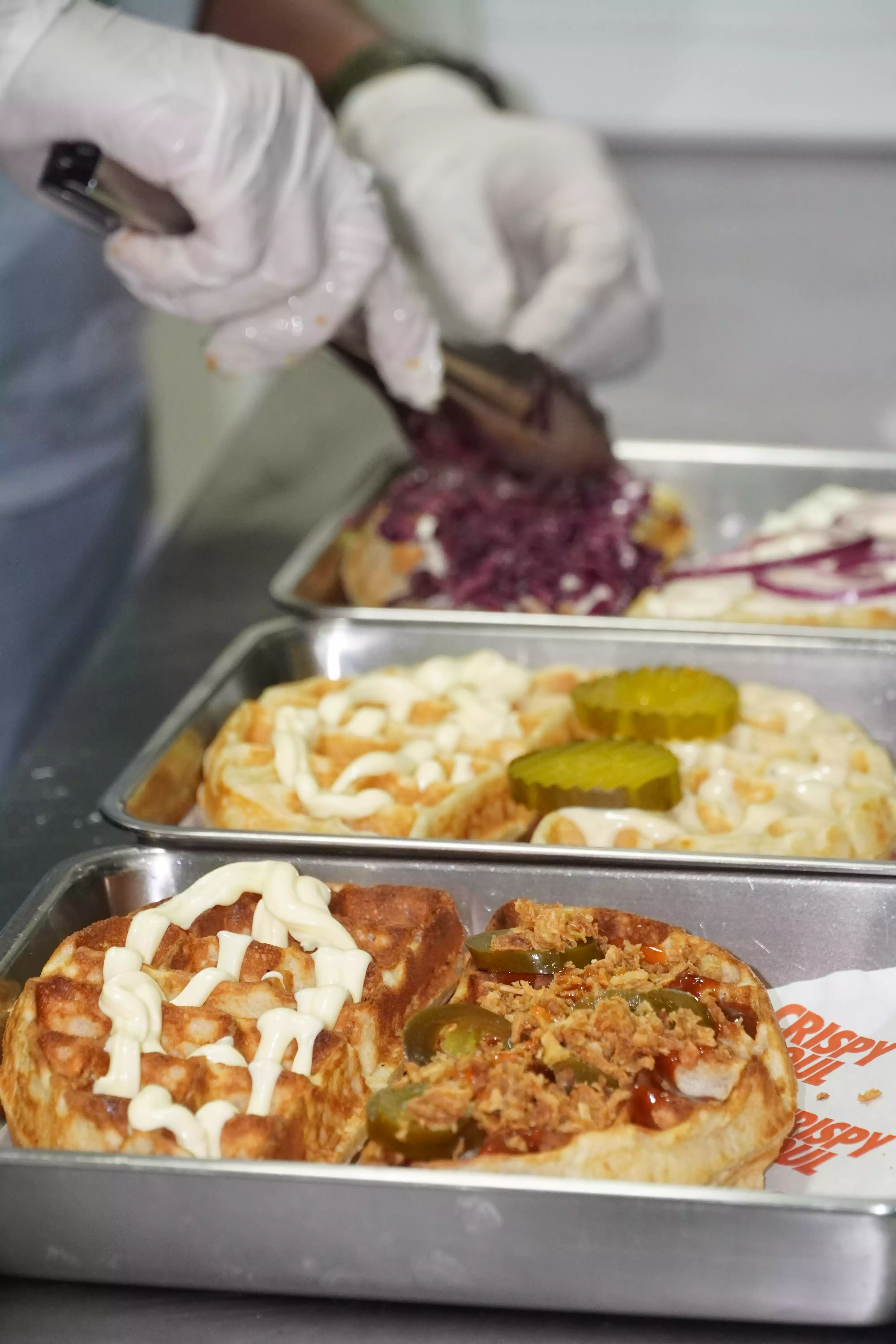 Montage minute d'un waffle burger CRISPY SOUL en cuisine