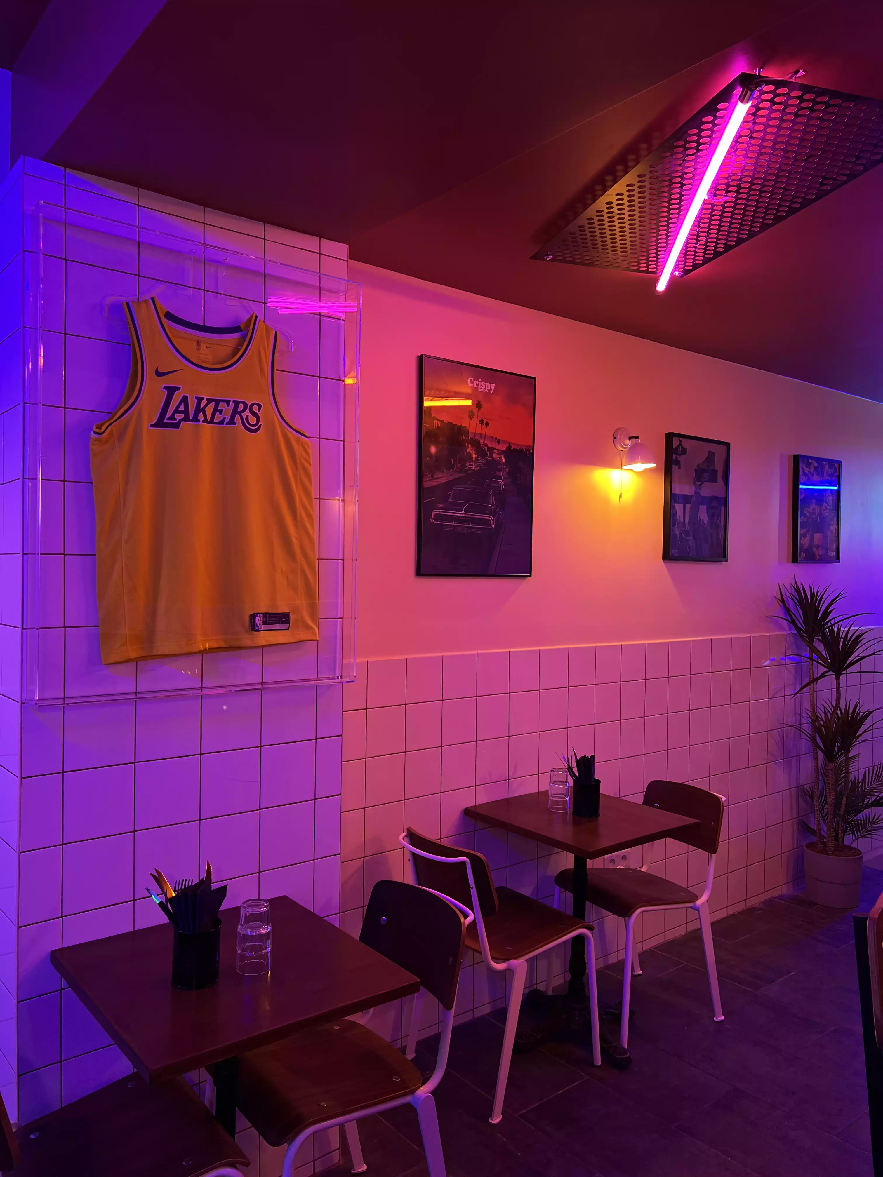Salle CRISPY SOUL avec maillot Lakers et néons violets