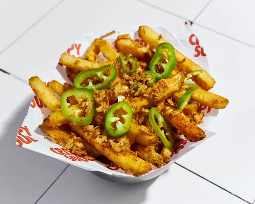 Frites cheddar oignons frits et jalapenos - menu CRISPY SOUL, poulet frit halal et waffle burgers